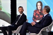 Tim Meyerjürgens (COO TenneT), im Screen aus Arnheim/Niederlande zugeschaltet: Manon van Beek (CEO TenneT), rechts daneben Markus Scheer (Mitglied der Geschäftsführung KfW IPEX-Bank)