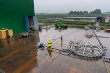 Das Gleichstrom-Kabel wird mithilfe einer Umlenkrolle in die Konverteranlage in Wilster eingezogen.