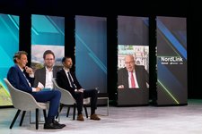 Pressekonferenz (von links): Moderator Marco Seiffert, im Bild Jan Philipp Albrecht (Energiewendeminister Schleswig-Holstein), Tim Meyerjürgens (COO TenneT), im Bild Peter Altmaier (Bundesminister für Wirtschaft und Energie)