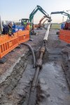 Zweite Unterquerung des Nord-Ostsee-Kanals bei Brunsbüttel: Schutzrohr wird in den Bohrkanal eingezogen.