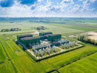 Konverterstation NordLink Wilster/Schleswig-Holstein im Mai 2021. Im Vordergrund die Schaltanlage und die Transformatoren, im Hintergrund die Konverterhallen.