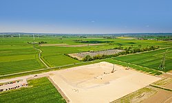 Im Vordergrund: Konverterbaustelle NordLink in Wilster/Schleswig-Holstein im August 2016. Im Hintergrund: Umspannwerk Wilster/West