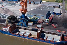 Entladen von NordLink-Erdkabeltrommeln im Hafen Brunsbüttel im Sommer 2017