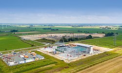 Im Vordergrund: Konverterbaustelle NordLink in Wilster/Schleswig-Holstein im September 2017. Im Hintergrund: Umspannwerk Wilster/West