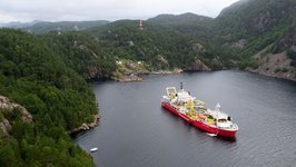 Das Kabelverlegeschiff „Nexans Skagerrak“ verlegt die ersten Meter Seekabel von NordLink