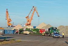 Anlandung und Vorbereitung des Trafo-Transports im Hafen Brunsbüttel für die Konverteranlage in Wilster im Juni 2018