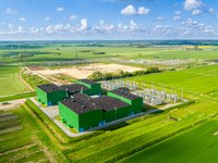Im Vordergrund die Konverterstation NordLink in Wilster/Schleswig-Holstein im Mai 2021. Links die Konverterhallen, rechts die Schaltanlage und die Transformatoren.