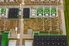Konverteranlage in Wilster, von oben nach unten: Hochspannungsverbindungen vom AC Schaltfeld zu den Transformatoren, Verbindungsschaltfeld zwischen Transformatoren und Reaktorhallen, Durchführungen in die Drosselspulenhalle, Drosselspulenhalle.