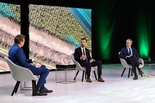 Von links: Moderator Marco Seiffert, Tim Meyerjürgens (COO TenneT), Markus Scheer (Mitglied der Geschäftsführung KfW IPEX-Bank)