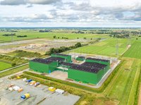 Im Vordergrund die Konverterstation NordLink in Wilster/Schleswig-Holstein im August 2020. Im Hintergrund das Umspannwerk Wilster/West.