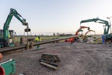 Zweite Unterquerung des Nord-Ostsee-Kanals bei Brunsbüttel: Einzug des Leerrohrs für das Kabel des Minuspols.