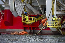 Verlegung des ersten Seekabelstrangs im norwegischen Vollesfjord im Sommer 2017