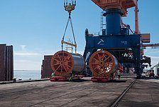 Entladen von NordLink-Erdkabeltrommeln im Hafen Brunsbüttel im Sommer 2017