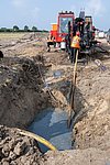 HDD-Bohrung am Binnendeich zur Unterquerung des Warwerorter Kanals bei Büsum, Schleswig-Holstein. Detailansicht des Horizontal-Bohrgerätes.