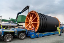 Anlieferung des Kabels für den Kabeleinzug in die Konverteranlage per Schwerlasttransport.