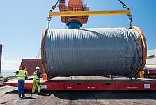 Entladen von NordLink-Erdkabeltrommeln im Hafen Brunsbüttel im Sommer 2017