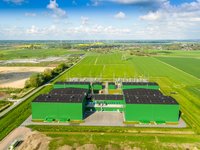 Konverterstation NordLink in Wilster/Schleswig-Holstein im Mai 2021. Im Vordergrund die Konverterhallen, im Hintergrund die Schaltanlage und die Transformatoren.