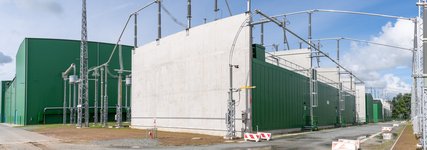 Konverteranlage in Wilster: Im Vordergrund die eingehausten Transformatoren, im Hintergrund die Drosselspulenhalle.