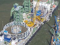 NordLink-Seekabelverlegung im Bereich der deutschen Nordsee im August 2018. Zwei Kabelverlegeschiffe im Wattenmeerbereich beim Umspulen von Seekabel von einem auf das andere Schiff.