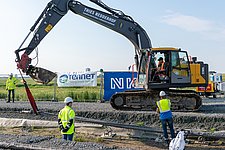 Seekabeleinzug von NordLink unter dem Büsumer Landesschutzdeich. Kurz nach dem landseitigen Kabel-Austritts aus dem Leerrohr: Ein Bagger unterstützt die Zugkraft der Winde beim Seekabeleinzug von NordLink unter dem Büsumer Deich hindurch.