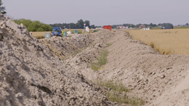 Aushub des Kabelgrabens für das NordLink-Landkabel. Während der Bauphase wird der Mutterboden stets getrennt vom restlichen Aushub gelagert, um den Graben nach Abschluss der Arbeiten wieder ordnungsgemäß zu verfüllen.