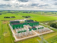 Konverterstation NordLink in Wilster/Schleswig-Holstein im August 2020. Im Vordergrund die Schaltanlage und die Transformatoren, im Hintergrund die Konverterhallen.
