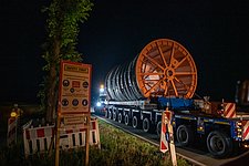 Mittels Schwerlasttransport kommt im Sommer 2019 die erste Kabellieferung für den 54 Kilometer langen NordLink-Erdkabelabschnitt vom Büsumer Deich zum Konverterstandort Wilster.