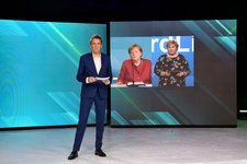 Moderator Marco Seiffert, im Bild Dr. Angela Merkel (Bundeskanzlerin) und Erna Solberg (Ministerpräsidentin Norwegen)