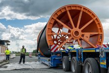 Erdkabeltrommel für den Kabeleinzug in die Konverteranlage in Wilster.