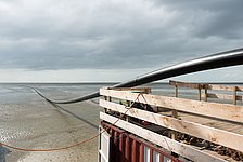 Schutzrohrstrang während des Schutzrohreinzuges im Rahmen der HDD-Bohrung zur Unterquerung des Landesschutzdeich bei Büsum