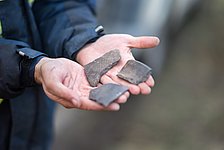Archäologische Baubegleitung an der Landkabeltrasse von NordLink: 2.000 Jahre alte Scherben aus der Grabungsstelle in Eddelak