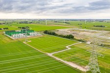 Im Hintergrund links die Konverterstation NordLink in Wilster/Schleswig-Holstein im August 2020. Im Hintergrund rechts das Umspannwerk Wilster/West.