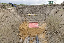 Das NordLink-Kabel liegt in einem Sandbett, um es vor mechanischen Schäden zu schätzen. Darüber Schutzplatten, Unterboden, Trassenwarnband und Mutterboden.