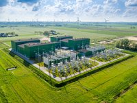 Konverterstation NordLink in Wilster/Schleswig-Holstein im Mai 2021. Vorne die Schaltanlage und die Transformatoren, hinten die Konverterhallen.