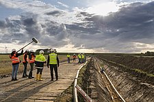 Pressetermin am offenen Kabelgraben während des Kabeleinzugs von NordLink im Bereich der Ortschaft Warwerort bei Büsum, Schleswig-Holstein