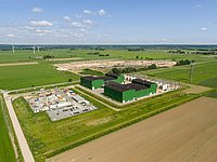 Im Vordergrund die Konverterbaustelle NordLink in Wilster/Schleswig-Holstein im Juni 2019. Im Hintergrund das Umspannwerk Wilster/West.
