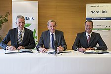 Auke Lont (CEO Statnett), Mel Kroon (CEO TenneT) und Markus Scheer (Vorstandsmitglied KfW) unterzeichnen den NordLink-Kooperationsvertrag im Februar 2015