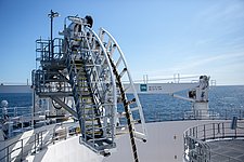 Abspulen des Offshore-Seekabels vom Kabelteller des Seekabelverlegeschiffs NKT Viktoria über den „Biegerahmen“