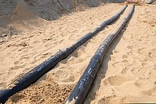 Detailansicht des NordLink-Gleichstromkabels. Muffenverbindungen („Jointings“) von Plus- und Minuspol
