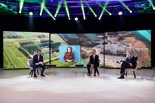 Von links: Moderator Marco Seiffert, im Screen Manon van Beek (CEO TenneT), dann Tim Meyerjürgens (COO TenneT), Markus Scheer (Mitglied der Geschäftsführung KfW IPEX-Bank)