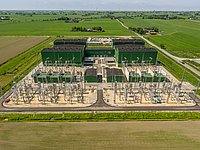 Konverterbaustelle NordLink in Wilster/Schleswig-Holstein im Juni 2019. Im Vordergrund die Schaltanlage und die Transformatoren, im Hintergrund die Konverterhallen.