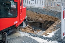 Horizontal-Bohrung zur Unterquerung einer Straße vor dem Konvertergelände in Wilster. Detailansicht des Horizontal-Bohrgerätes.